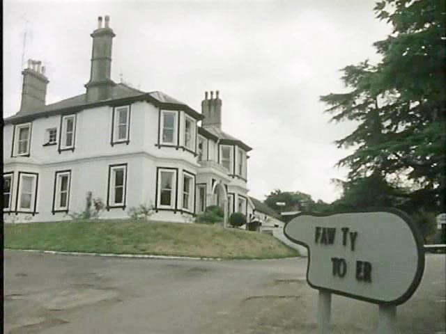 fawlty-towers-episode-4-sign-fawty-toer